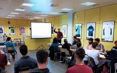 El professor de CAFE i de Fisioteràpia Dr. Sergi Garcia dirigeix la segona ponència del cicle de conferències Ciència a la Taula.