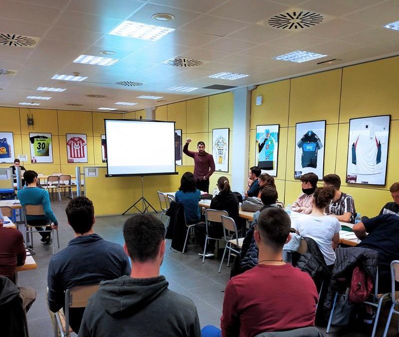 El professor de CAFE i de Fisioteràpia Dr. Sergi Garcia dirigeix la segona ponència del cicle de conferències Ciència a la Taula.